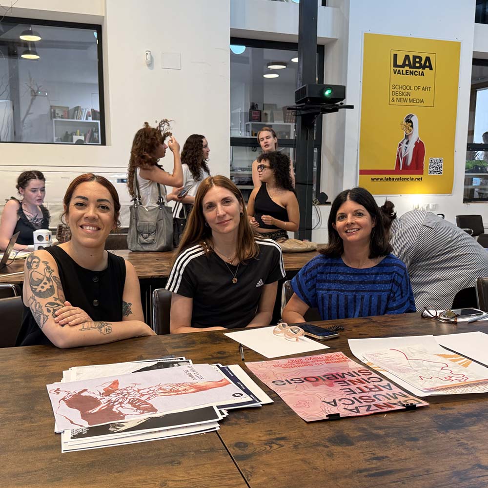 Estudiantes de Diseño Gráfico de LABA Valencia presentando propuestas creativas para el Festival 10 Sentidos