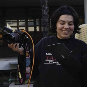 Francisca Costa, estudiante del Grado en Fotografía y Vídeo de LABA Valencia, durante una sesión de fotografía de moda y editorial.